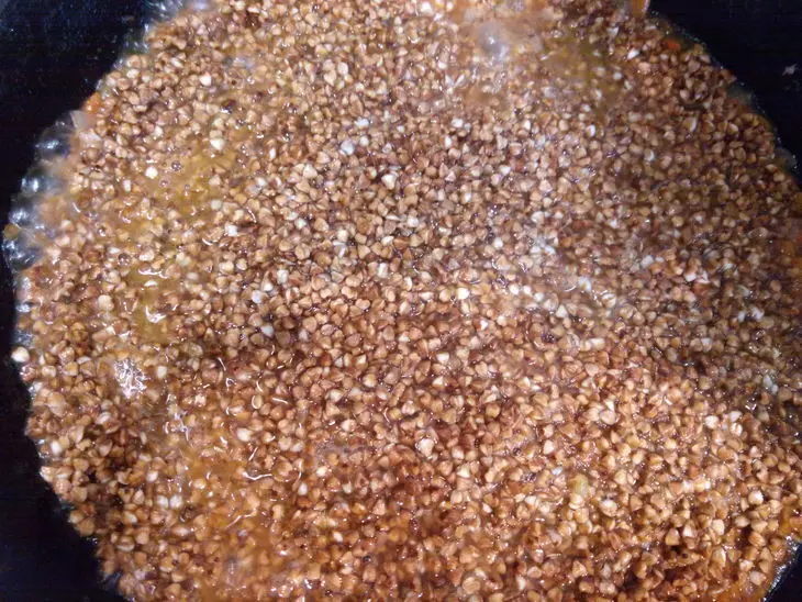Каша гречневая с луком и морковью.: шаг 5