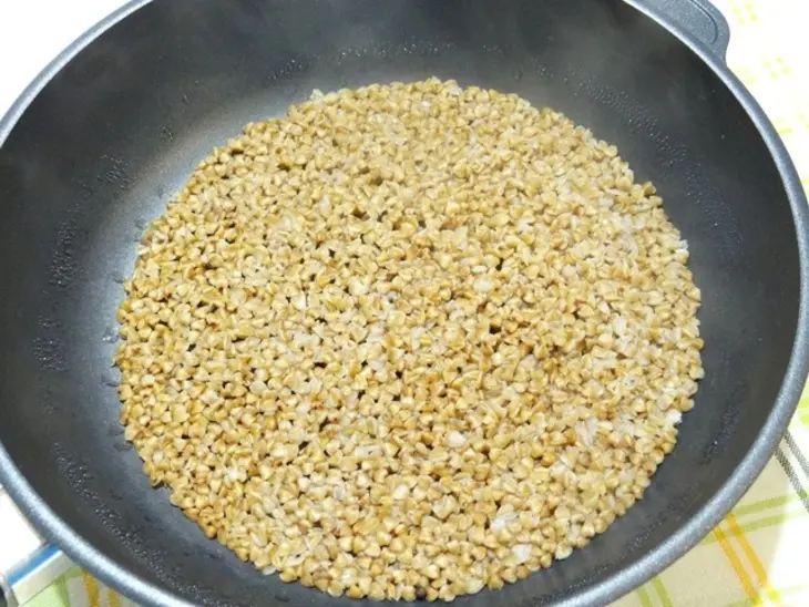Баклажан, фаршированный гречкой и овощами: шаг 7