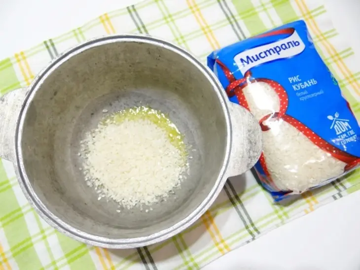 Молочная рисовая каша с запеченными сливами: шаг 2
