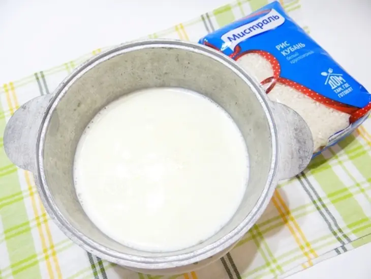 Молочная рисовая каша с запеченными сливами: шаг 5