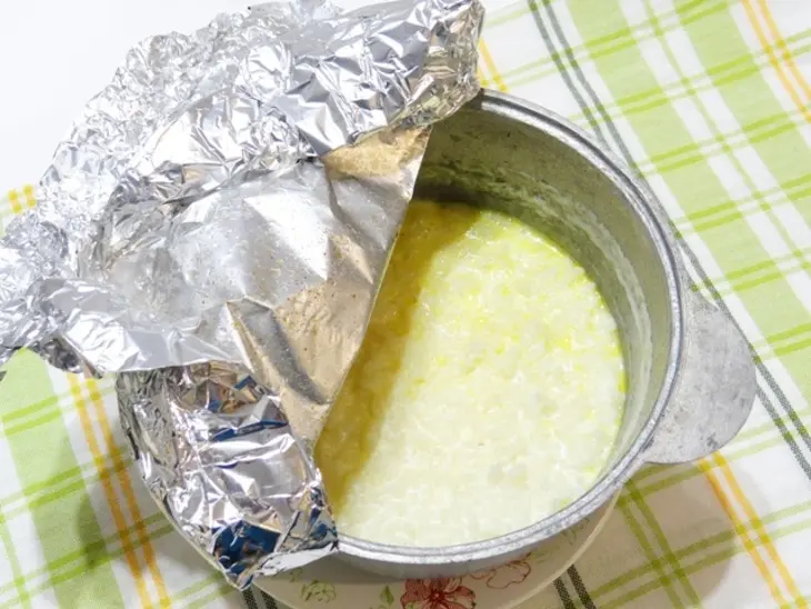 Молочная рисовая каша с запеченными сливами: шаг 9