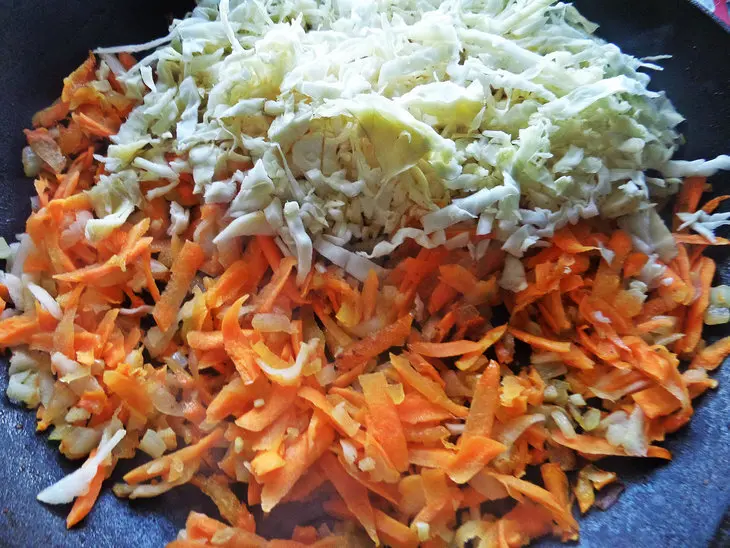 Кулебяка с капустой и изюмом: шаг 4