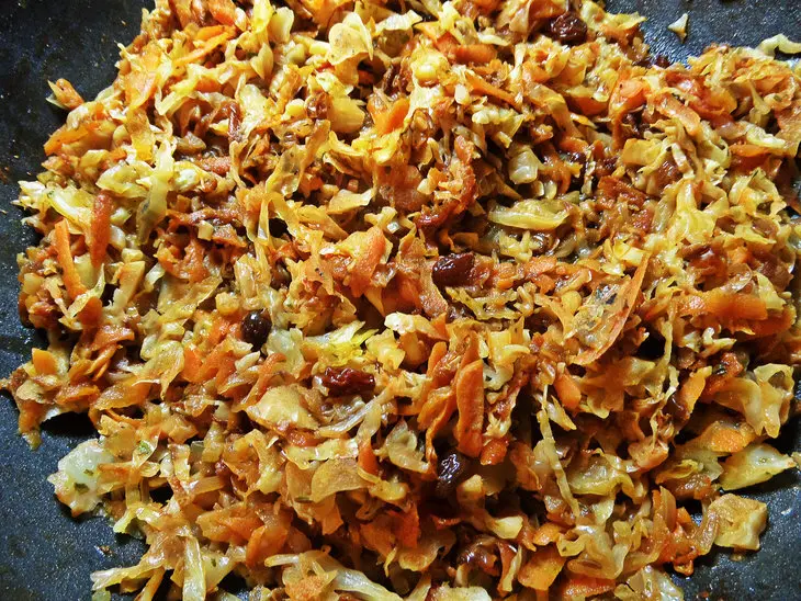 Кулебяка с капустой и изюмом: шаг 5