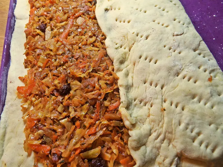 Кулебяка с капустой и изюмом: шаг 6