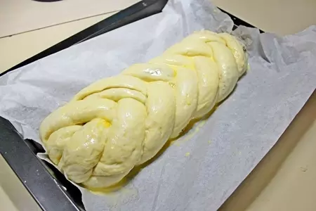 Плетенка с орехами и шоколадом: шаг 11