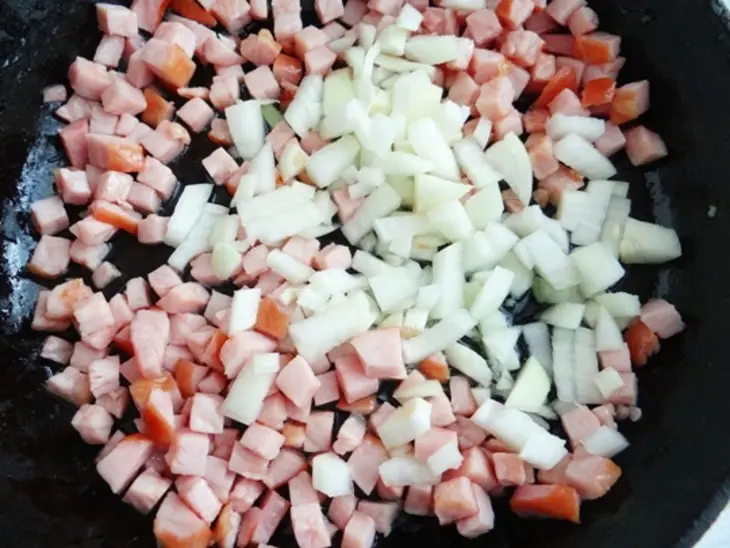 Рулет из слоеного теста с шампиньонами, гречкой и карбонадом: шаг 5