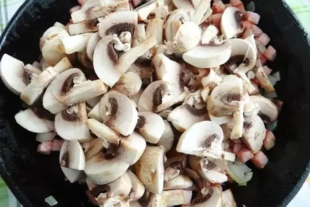 Рулет из слоеного теста с шампиньонами, гречкой и карбонадом: шаг 6