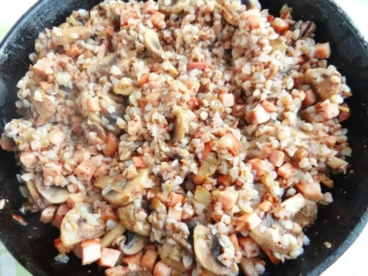 Рулет из слоеного теста с шампиньонами, гречкой и карбонадом: шаг 8