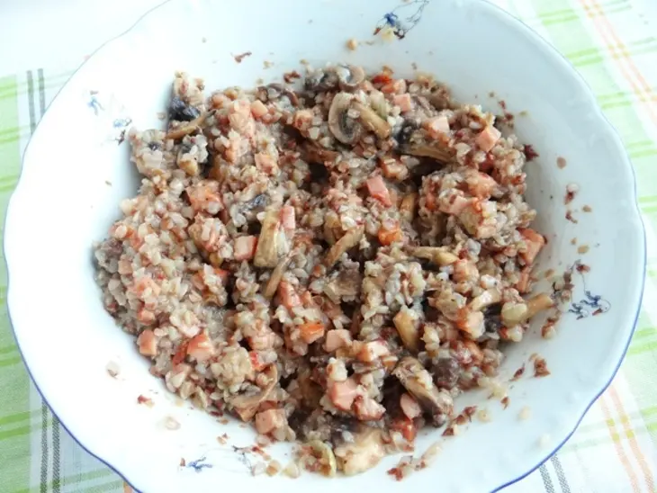 Рулет из слоеного теста с шампиньонами, гречкой и карбонадом: шаг 10