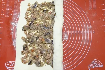 Рулет из слоеного теста с шампиньонами, гречкой и карбонадом: шаг 13