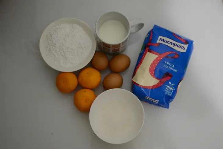 Панкейки с манной крупой и клубникой: шаг 1