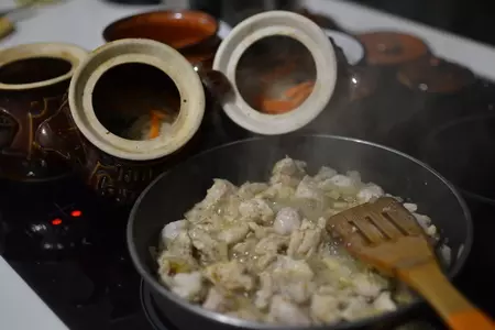 Запеченный рис с курицей в горшочках: шаг 4