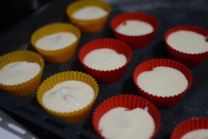 Кексы с манной крупой и курагой: шаг 3