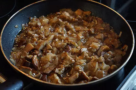 Теплый картофельный салат с грибами: шаг 1
