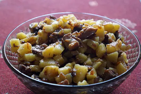Теплый картофельный салат с грибами: шаг 2