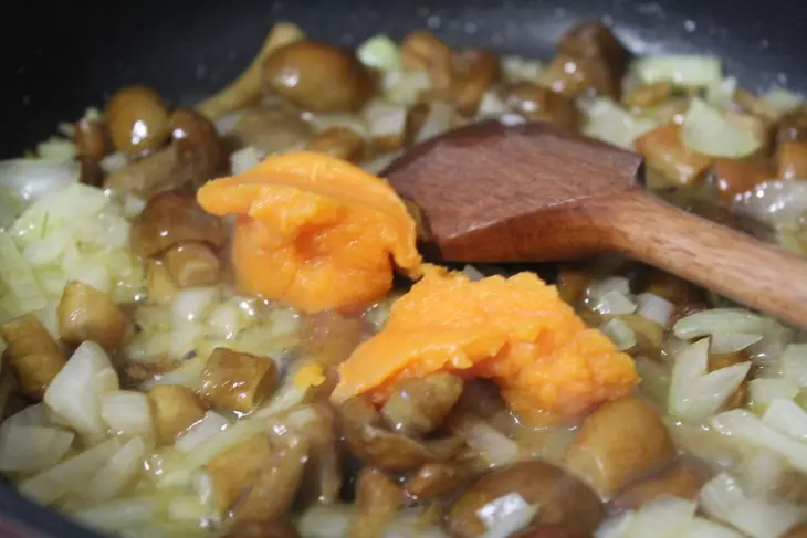 Рулет из рульки с рыжим соусом: шаг 10
