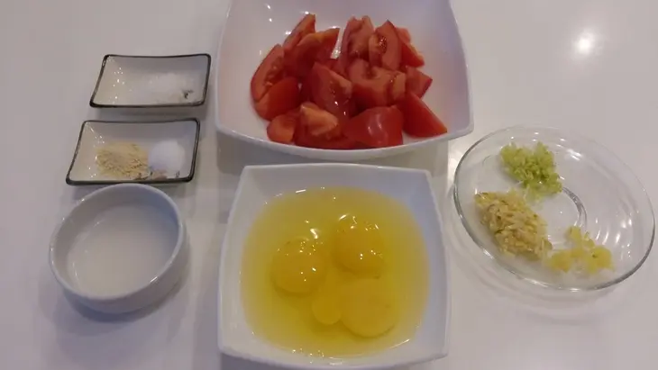 Жареные помидоры с яйцами: шаг 1