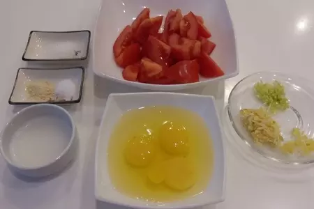 Жареные помидоры с яйцами: шаг 1