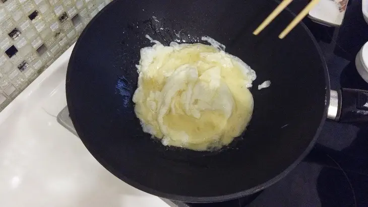 Жареные помидоры с яйцами: шаг 2