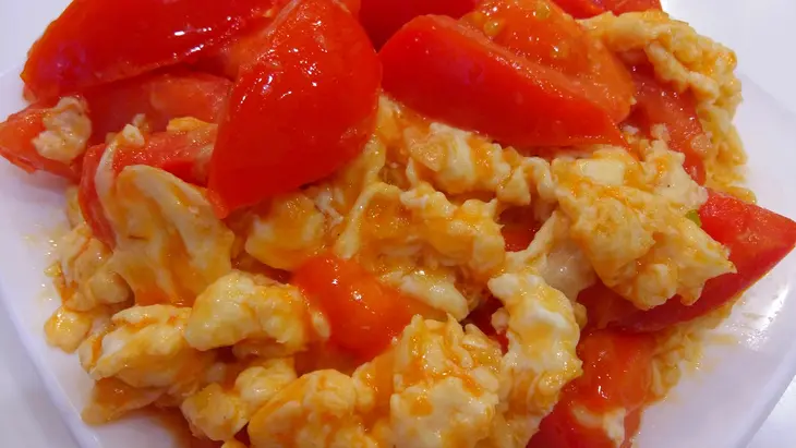 Жареные помидоры с яйцами: шаг 3