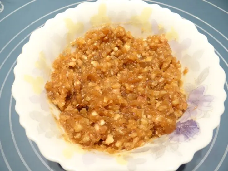 Булочки "шишки" с ореховой начинкой: шаг 4