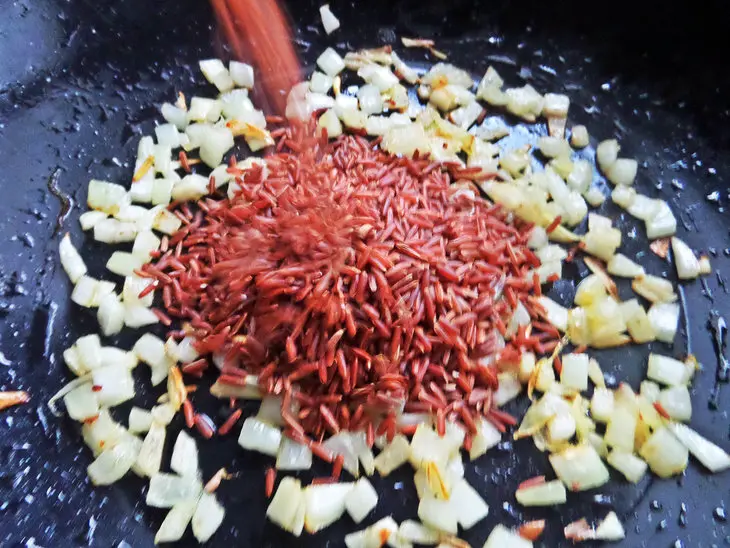Красный рис со свёклой,сыром и рыбой: шаг 3