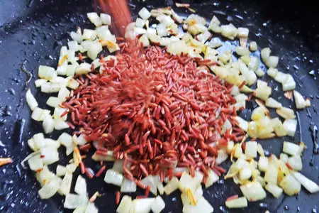 Красный рис со свёклой,сыром и рыбой: шаг 3