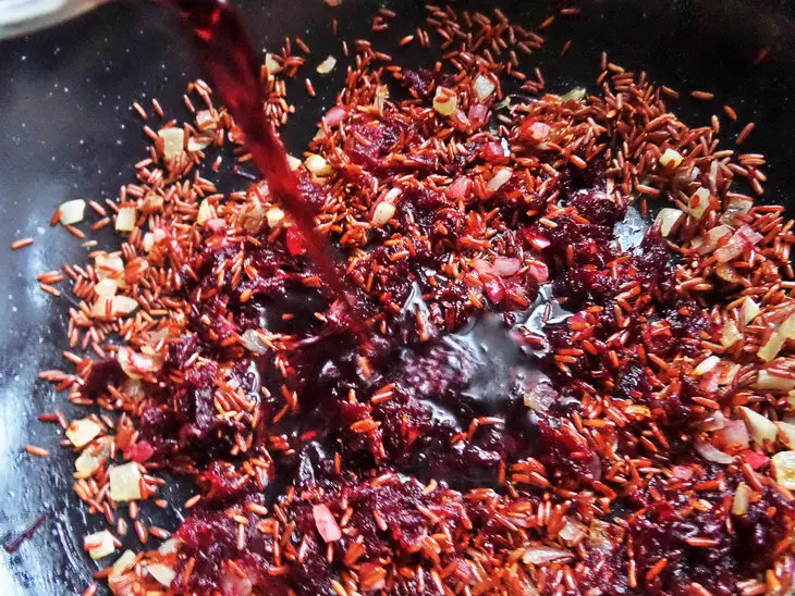 Красный рис со свёклой,сыром и рыбой: шаг 5