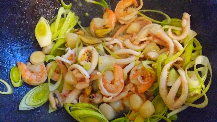 Китайская лапша вок с морепродуктами: шаг 4