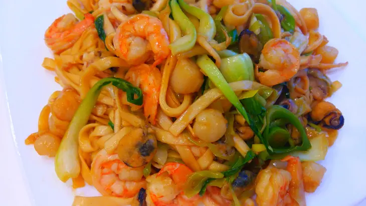 Китайская лапша вок с морепродуктами: шаг 5