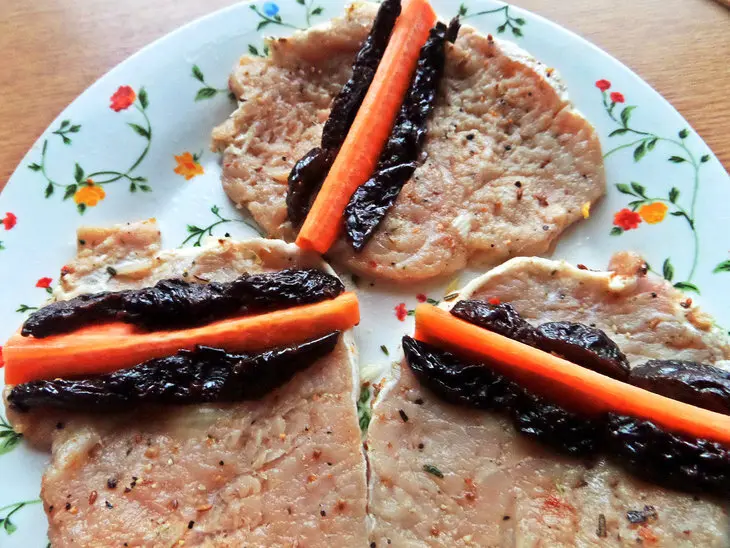Свиные рулетики с черносливом+чечевица с булгуром: шаг 2