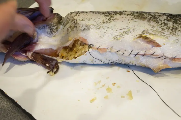 Фаршированная гречкой и грибами щука: шаг 7