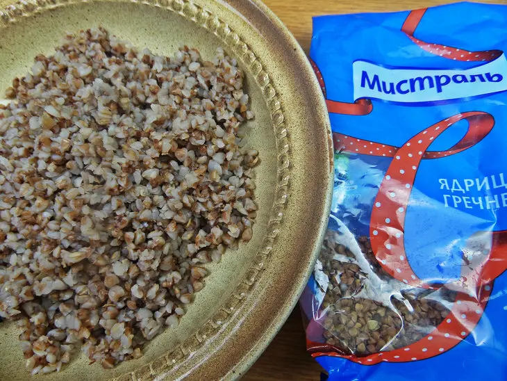 Тёплый салат с гречкой,сыром и колбасками: шаг 1
