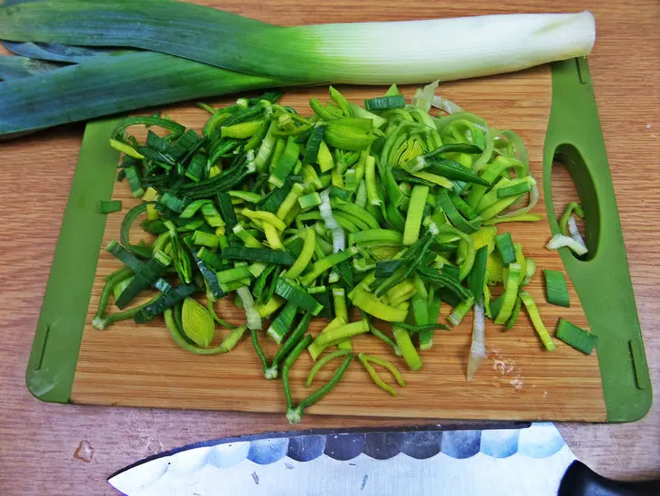 Тёплый салат с гречкой,сыром и колбасками: шаг 2