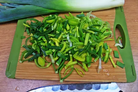 Тёплый салат с гречкой,сыром и колбасками: шаг 2