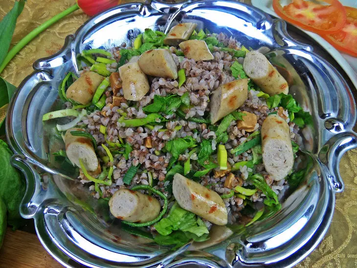 Тёплый салат с гречкой,сыром и колбасками: шаг 6