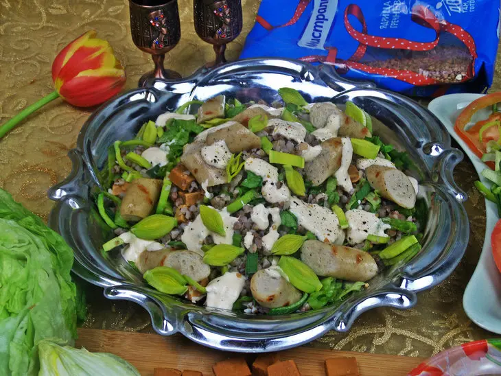 Тёплый салат с гречкой,сыром и колбасками: шаг 8
