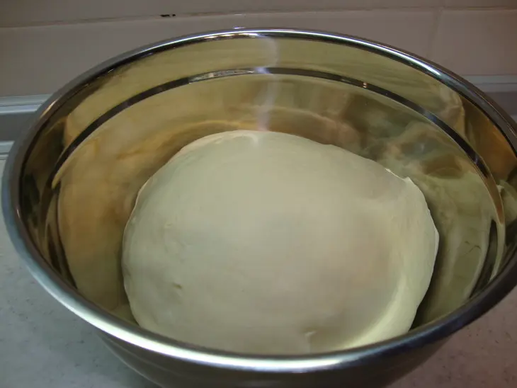 Булочки на сыворотке с манной крупой: шаг 1