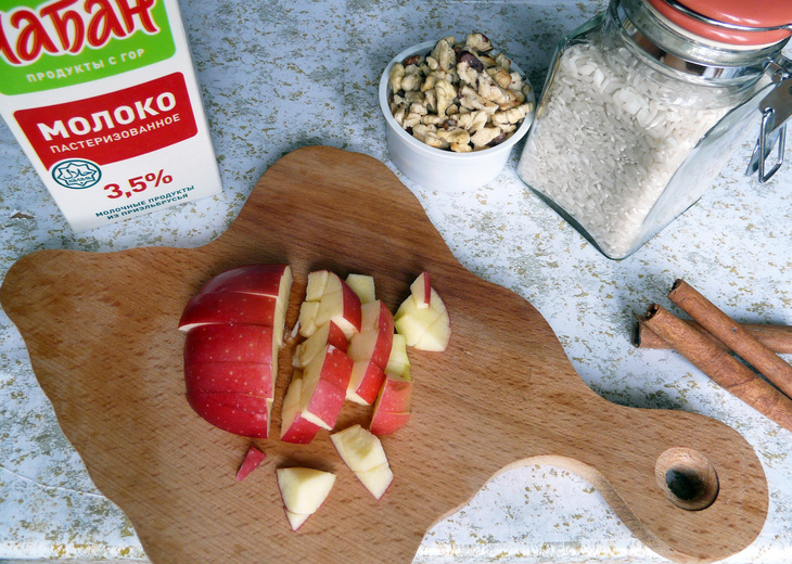 Каша рисовая с яблоком, орехами и корицей: шаг 1