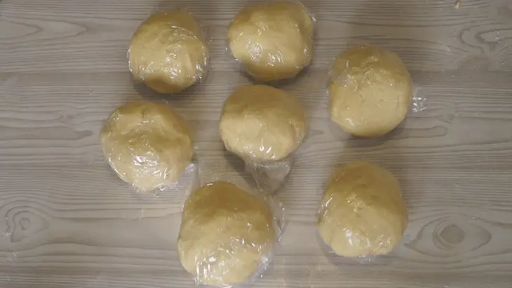 Лепешки с творогом и зеленью.: шаг 1