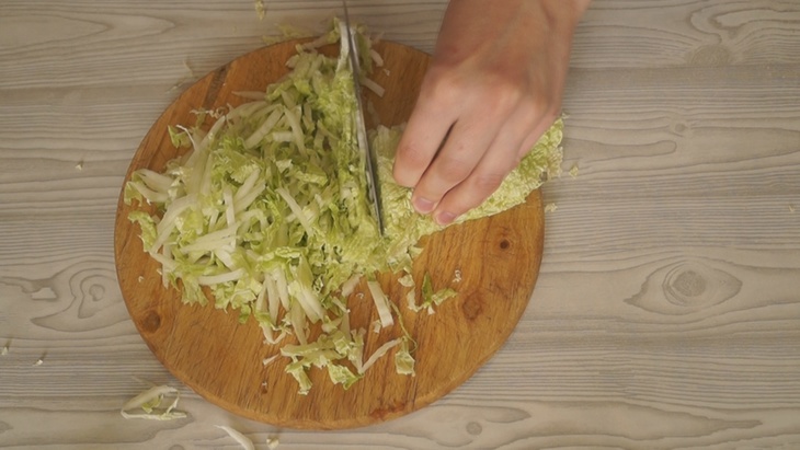 Салат с пекинской капустой и колбасой - невероятно просто и вкусно: шаг 1