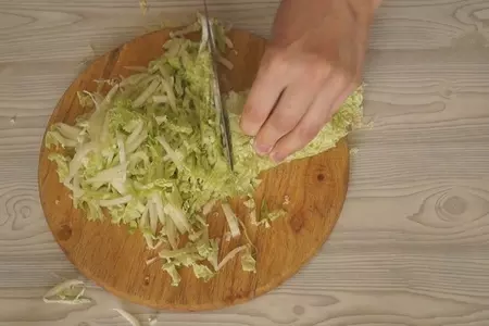 Салат с пекинской капустой и колбасой - невероятно просто и вкусно: шаг 1