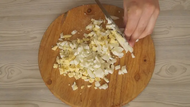 Салат с пекинской капустой и колбасой - невероятно просто и вкусно: шаг 2