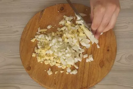 Салат с пекинской капустой и колбасой - невероятно просто и вкусно: шаг 2