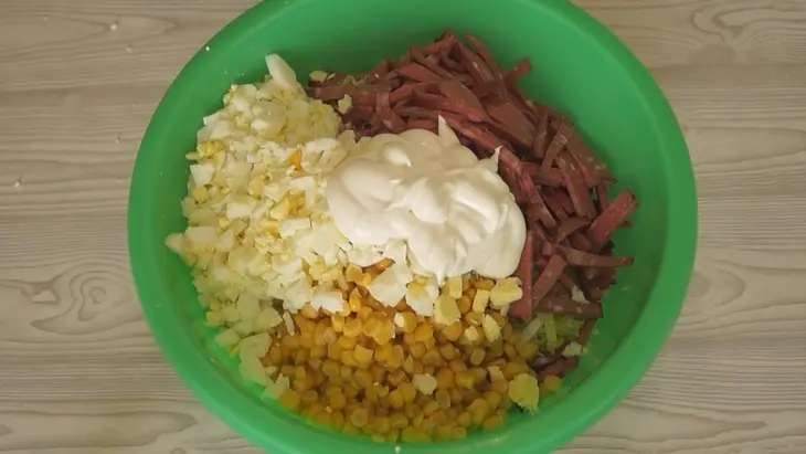 Салат с пекинской капустой и колбасой - невероятно просто и вкусно: шаг 3