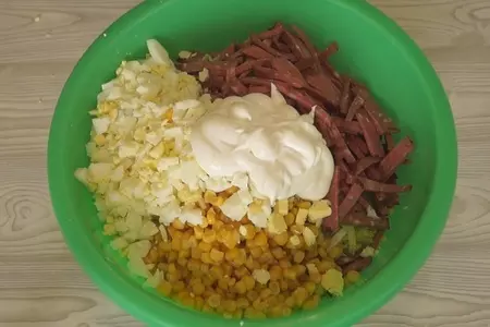 Салат с пекинской капустой и колбасой - невероятно просто и вкусно: шаг 3