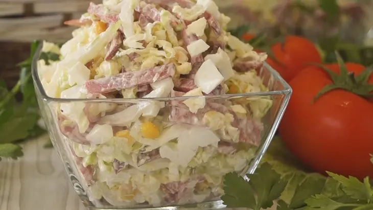 Салат с пекинской капустой и колбасой - невероятно просто и вкусно: шаг 4
