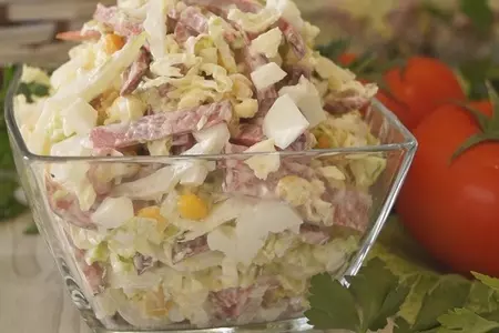 Салат с пекинской капустой и колбасой - невероятно просто и вкусно: шаг 4