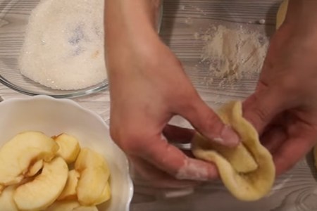 Яблочный пирог "ломтик". отрывной пирог с нежными булочками лепестками: шаг 3