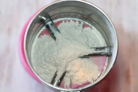 Пасхальный кулич на сметане с изюмом и цукатами: шаг 3